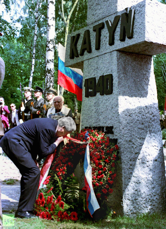 Russian President Boris Yeltsin kisses the ribbon of wreath he laid August 25 at a monument in Warsaw to Polish officers murdered by the Soviet NKVD security police at Katyn forest near Smolensk during World War Two.(Reuters / Stringer)